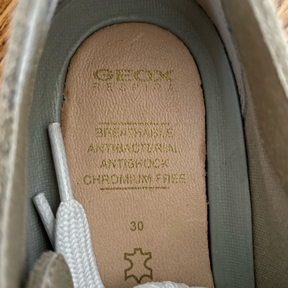 Geox Respira low top suede kids dress sneaker - Picture 3 of 7
